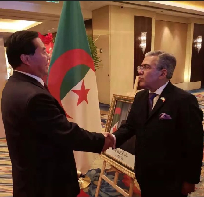 Le président Sun Jianzhong avec l’ex ambassadeur d'Algérie en Chine, M.Hassane Boukhelfa